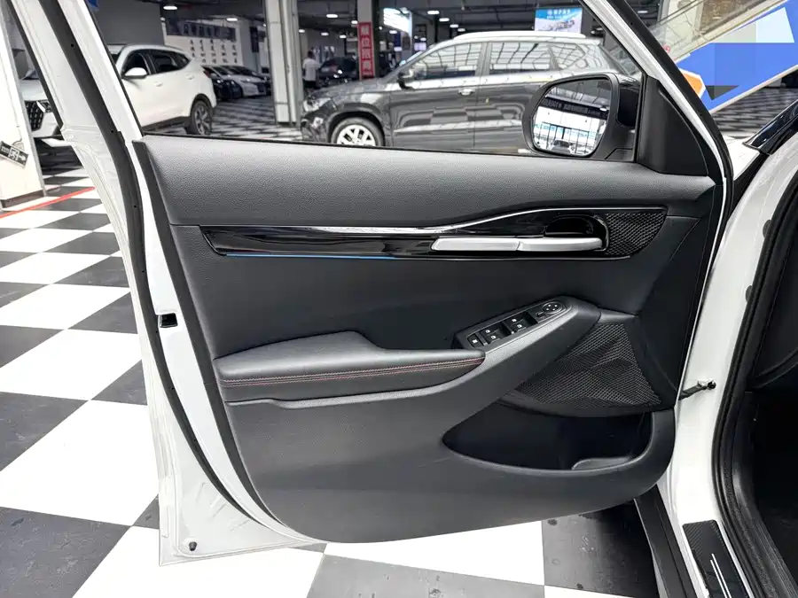 900x675_0_q87_c42_autohomecar__ChxpWGqTjhWAOnVhAAa7xOUn8FI526.jpg.webp